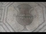 06322 ostia - regio iii - insula ix - domus dei dioscuri (iii,ix,1) - raum h - mosaik - vase - gesehen von norden.jpg